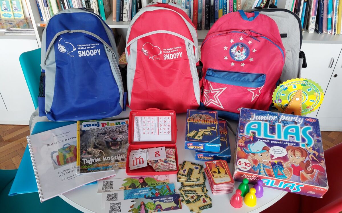 Učenici čitaju i igraju se u obitelji