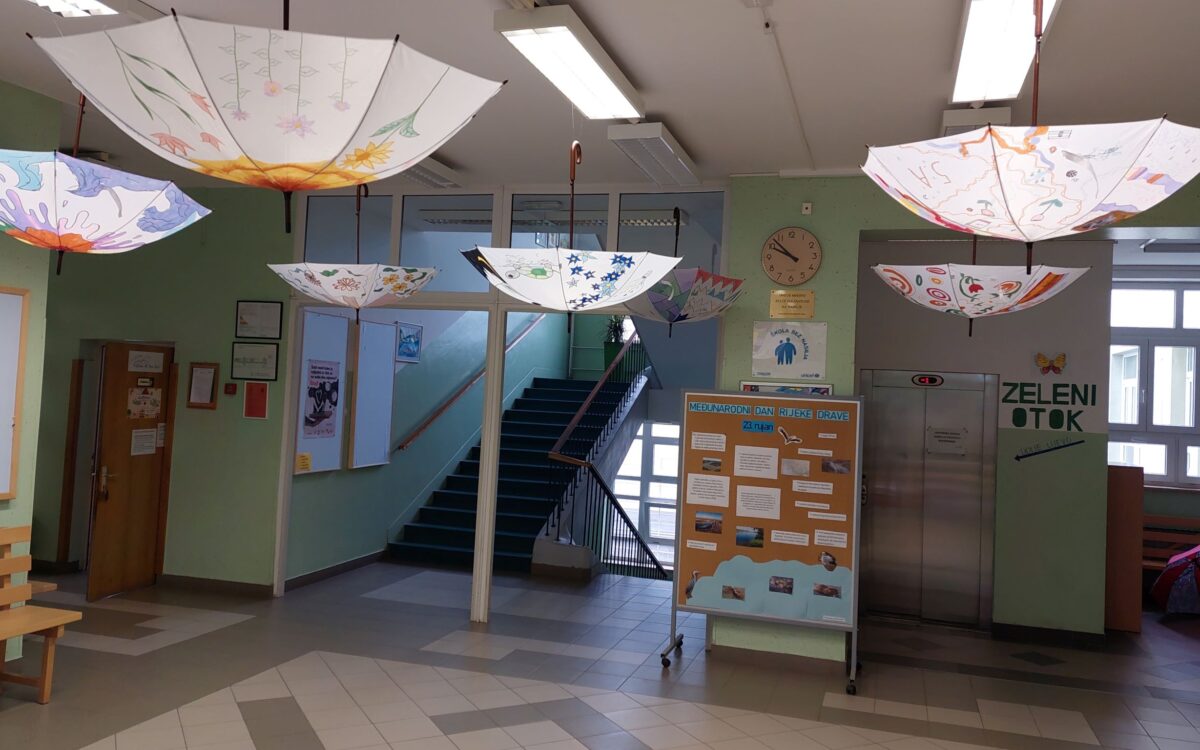 Veseli kišobrani – simboli tolerancije i prijateljstva krase predvorje naše škole